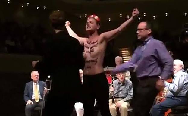 Woody Allen asiste desconcertado al sabotaje de su concierto. 