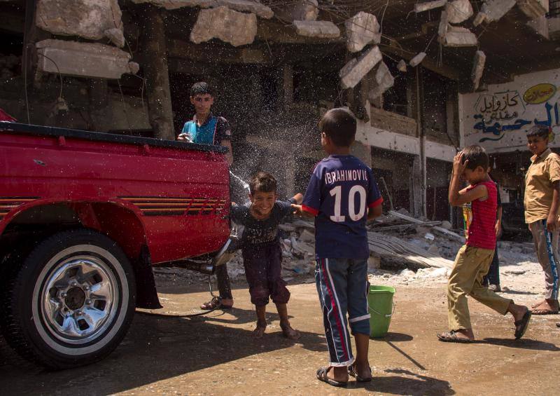 Imágenes de niños en el campamento de ACNUR preparado para los refugiados en Hammam al-Alil 