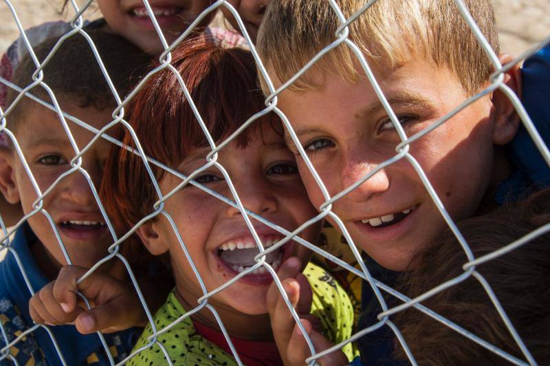 Imágenes de niños en el campamento de ACNUR preparado para los refugiados en Hammam al-Alil 