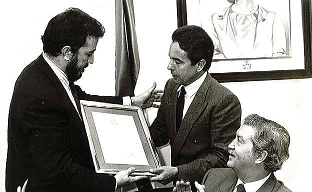Imagen principal - Con sus buenos amigos Antonio Maldonado y Manuel Alcántara. Joaquín Marín fue director general de RTVA entre 1994 y 1996 