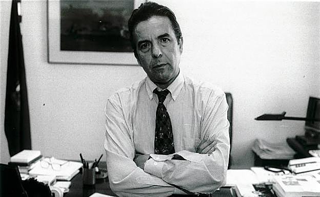 Joaquín Marín, en su despacho de director de SUR a principios de los 90.