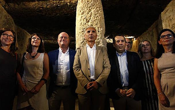 El consejero de Cultura en el interior del Dolmen de Menga en la noche del viernes 14 de julio