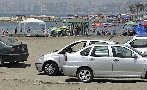 La playa de El Palo es una muestra de lo complejo que resulta dejar un vehículo todo el día relativamente cerca de la playa. 