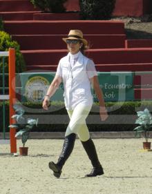 Imagen secundaria 2 - Muñoz Escassy participó en un torneo de pádel en Nueva Alcántara.. Abajo, a la izquierda, Eva Longoria, principal reclamo para paparazzis estos días. A la derecha, la infanta Elena practicó su pasión, la hípica, en Estepona. 