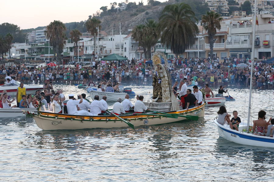 La Virgen del Carmen ya ha comenzado a bendecir el litoral malagueño. La patrona de los marineros recorre en procesión varios barrios de la capital como El Palo y Pedregalejo.