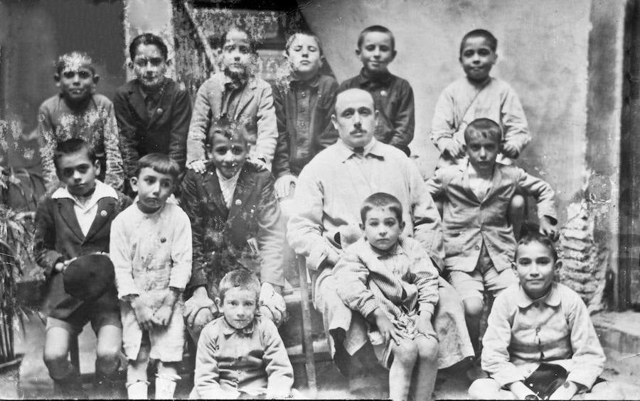 Un antiguo empleado de banca atesora momentos, lugares y personajes claves de la historia de Marbella desde finales del siglo XIX hasta nuestros días en un fondo compuesto por más de 40.000 fotos