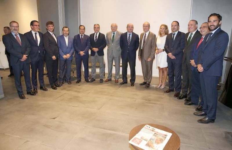 El ministro de Economía, Industria y Competitividad, Luis de Guindos, repasó el estado de la economía española en un desayuno coloquio organizado por SUR y Unicaja Banco.