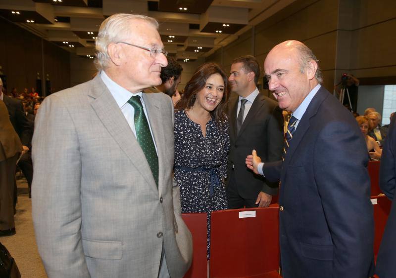 El ministro de Economía, Industria y Competitividad, Luis de Guindos, repasó el estado de la economía española en un desayuno coloquio organizado por SUR y Unicaja Banco.