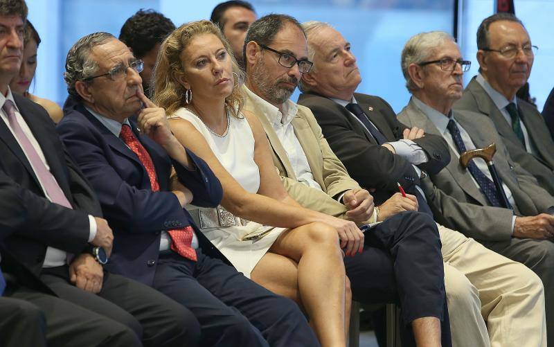 El ministro de Economía, Industria y Competitividad, Luis de Guindos, repasó el estado de la economía española en un desayuno coloquio organizado por SUR y Unicaja Banco.