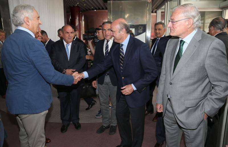 El ministro de Economía, Industria y Competitividad, Luis de Guindos, repasó el estado de la economía española en un desayuno coloquio organizado por SUR y Unicaja Banco.