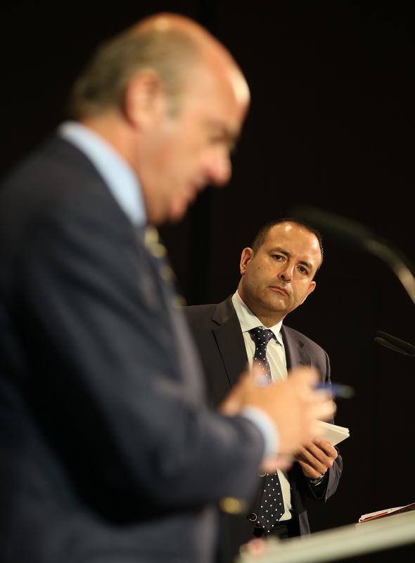 El ministro de Economía, Industria y Competitividad, Luis de Guindos, repasó el estado de la economía española en un desayuno coloquio organizado por SUR y Unicaja Banco.