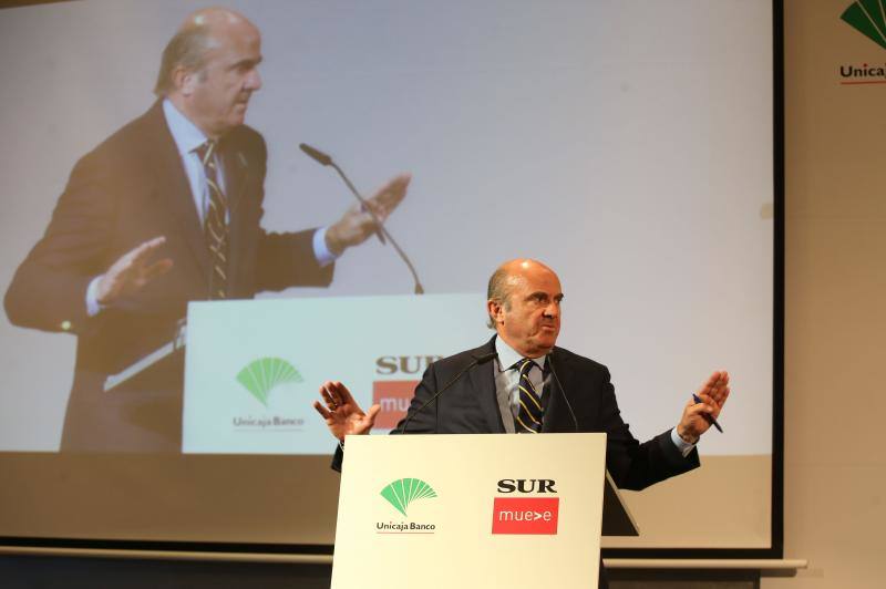 El ministro de Economía, Industria y Competitividad, Luis de Guindos, repasó el estado de la economía española en un desayuno coloquio organizado por SUR y Unicaja Banco.