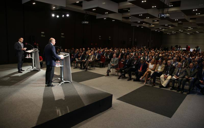 El ministro de Economía, Industria y Competitividad, Luis de Guindos, repasó el estado de la economía española en un desayuno coloquio organizado por SUR y Unicaja Banco.