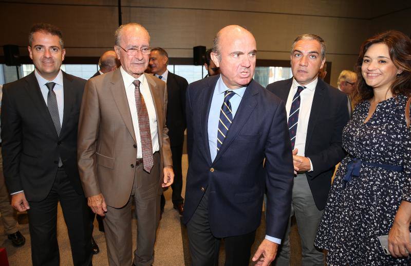El ministro de Economía, Industria y Competitividad, Luis de Guindos, repasó el estado de la economía española en un desayuno coloquio organizado por SUR y Unicaja Banco.