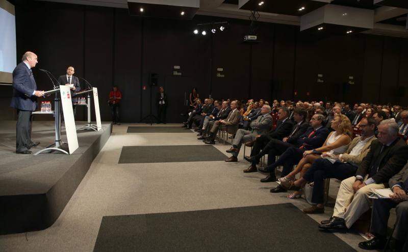 El ministro de Economía, Industria y Competitividad, Luis de Guindos, repasó el estado de la economía española en un desayuno coloquio organizado por SUR y Unicaja Banco.