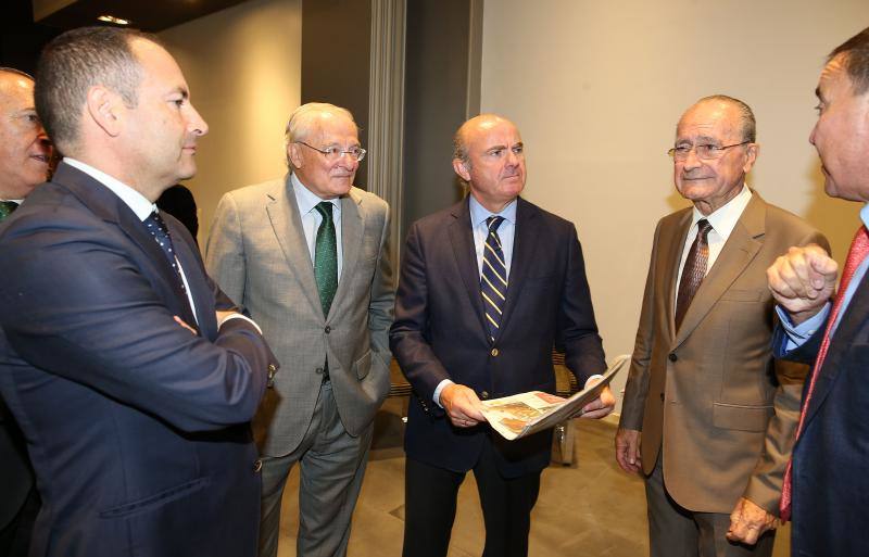 El ministro de Economía, Industria y Competitividad, Luis de Guindos, repasó el estado de la economía española en un desayuno coloquio organizado por SUR y Unicaja Banco.