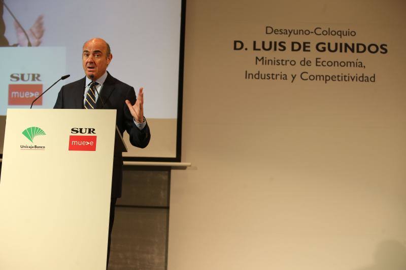 El ministro de Economía, Industria y Competitividad, Luis de Guindos, repasó el estado de la economía española en un desayuno coloquio organizado por SUR y Unicaja Banco.