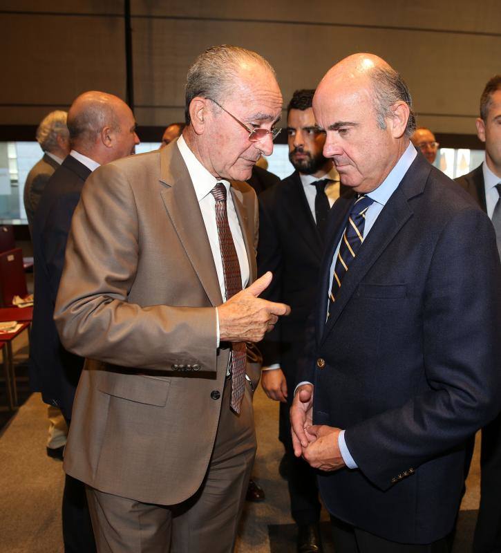 El ministro de Economía, Industria y Competitividad, Luis de Guindos, repasó el estado de la economía española en un desayuno coloquio organizado por SUR y Unicaja Banco.