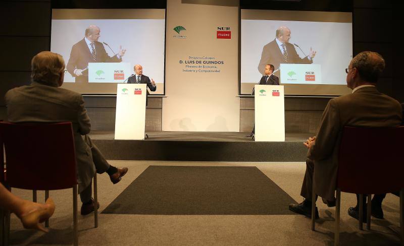 El ministro de Economía, Industria y Competitividad, Luis de Guindos, repasó el estado de la economía española en un desayuno coloquio organizado por SUR y Unicaja Banco.