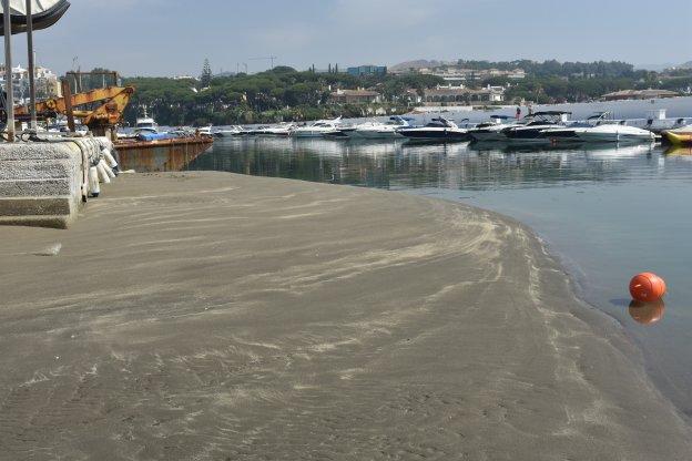 Probar Manchuria Tranquilizar La acumulación de arena en la bocana de Cabopino pone en jaque el paso de  barcos | Diario Sur