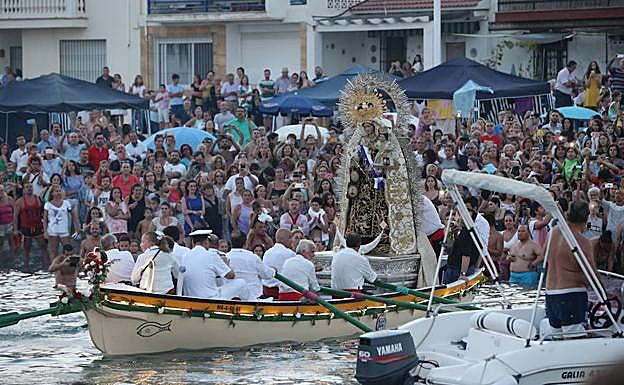 La Virgen del Carmen se embarca en la playa de Pedregalejo, en la capital.