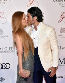 Imagen secundaria 2 - Los televisivos hermanos Torres besan a Longoria. Abajo, a la izquieda, Ana Obregón. A la derecha, Olivia de Borbón y Julián Porras, en un instante amoroso.