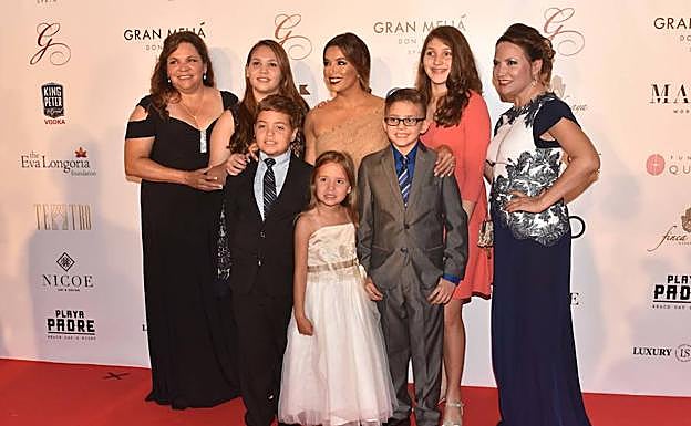 Longoria, acompañada de sus hermanas y sus sobrinos. 