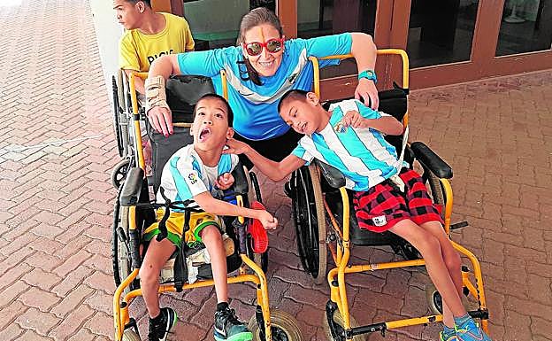 Nena, en el Cottolengo de Payata con dos de los niños con parálisis cerebral