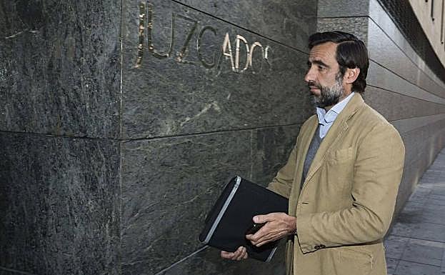 Ruiz Mateos Rivero, a su llegada hoy a los juzgados de Valladolid. 