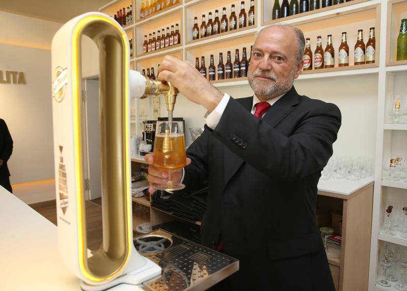 La planta cervecera, que cumple 51 años de historia, tiene una plantilla media de 125 empleados directos y realiza compras a proveedores locales por valor de 14 millones de euros. Produce más de 150 referencias distintas de las marcas San Miguel, Alhambra y Mahou