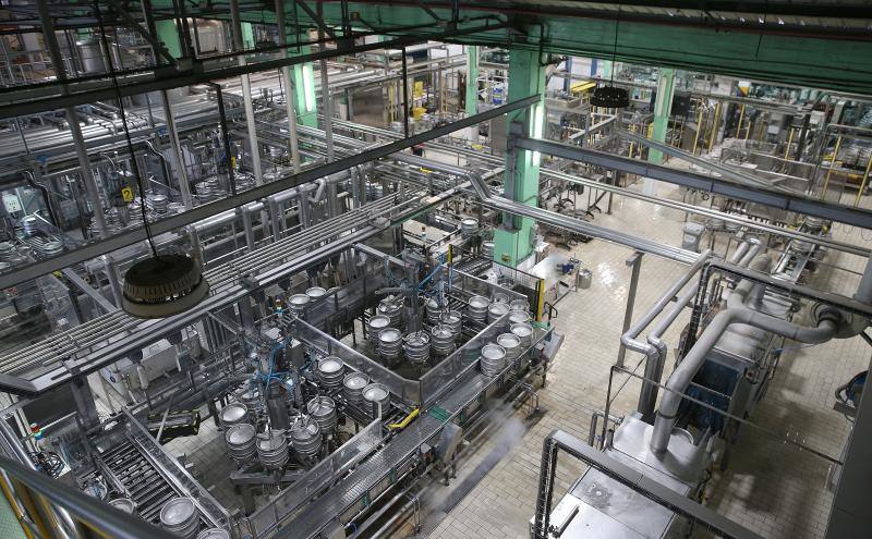 La planta cervecera, que cumple 51 años de historia, tiene una plantilla media de 125 empleados directos y realiza compras a proveedores locales por valor de 14 millones de euros. Produce más de 150 referencias distintas de las marcas San Miguel, Alhambra y Mahou