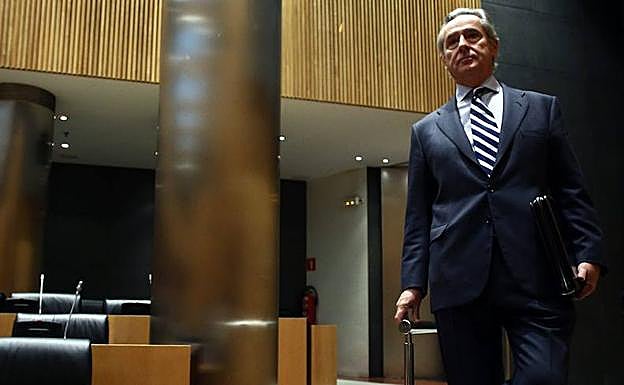 Blesa, momentos antes de comparecer en la Comisión de Economía y competitividad en el Congreso. 