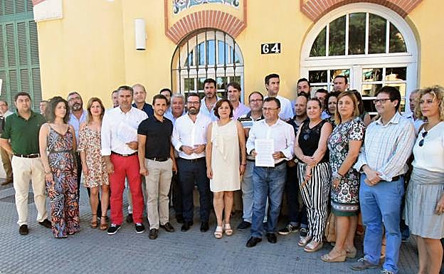 : Alcaldes, concejales y dirigentes del PSOE ante la Subdelegación del Gobierno.