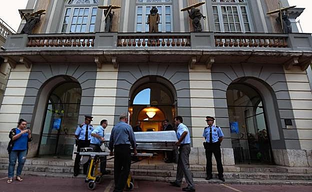 Operarios introducen un ataúd en el Teatro-Museo Dalí de Figueras.
