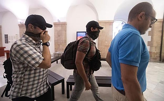 Agentes de la Guardia Civil, a su salida del Parlament.