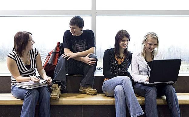 El Gobierno aprueba destinar 1.420 millones de euros para ayudas al estudio el próximo curso. 