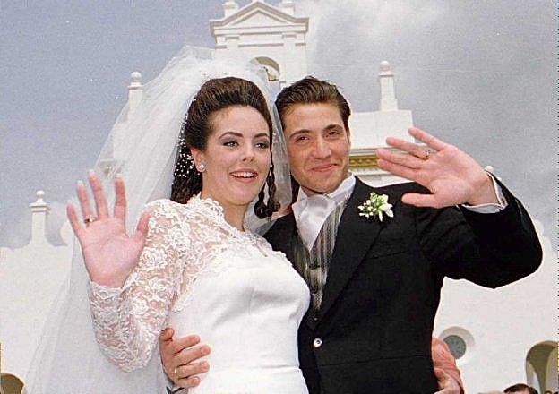 La pareja se dio el 'sí quiero' el 31 de marzo de 1996. A la derecha, sus imágenes actuales. 