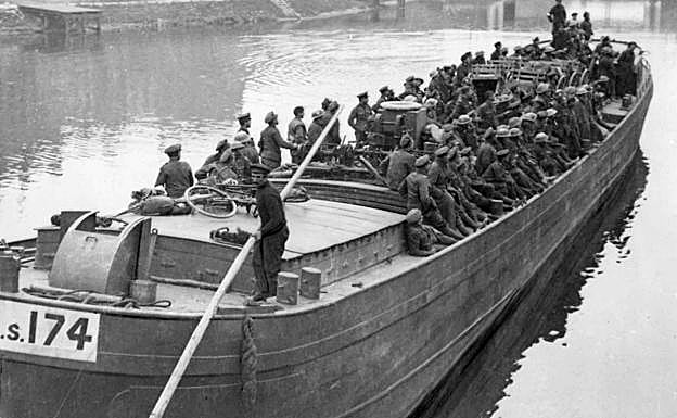Una barcaza regresa al Reino Unido con soldados aliados.