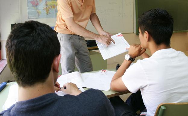 Alumnos de Secundaria junto a su profesor en una imagen de archivo.