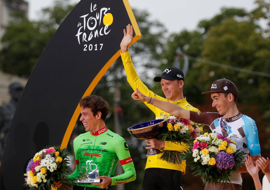 Los tres integrantes del podio en los Campos Elíseos: Rigoberto Urán (segundo), Chris Froome (primero) y Romain Bardet (tercero). 