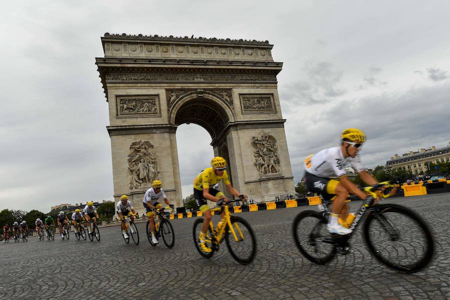 Chris Froome entra en los Campos Elíseos rodeado de sus compañeros del Sky. 