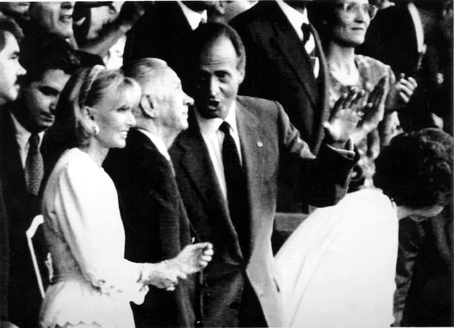 El rey Juan Carlos habla con el presidente del COI, Juan Antonio Samaranch, a su llegada al Estadio Olímpico de Montjuic, donde presidió la ceremonia inaugural de los XXV Juegos Olímpicos. 