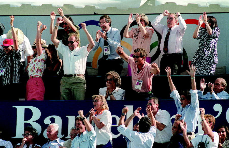 La Familia Real y varios ministros del Gobierno celebran uno de los tantos conseguidos por España en la final de waterpolo contra Italia, que concluyó con victoria de los italianos por 9-8. 