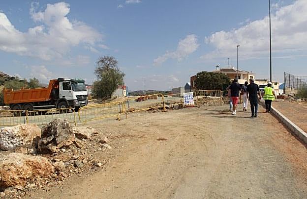 Obras de canalización en la zona donde se ha habilitado el tercer punto de extracción para el suministro de Archidona. :: f. t.