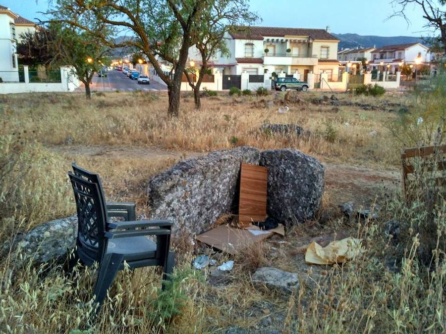 Sillas y basura acumulada sobre los restos arqueológicos