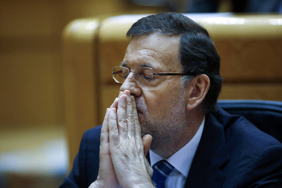 Mariano Rajoy asiste con aire pensativo a una sesión en el Senado