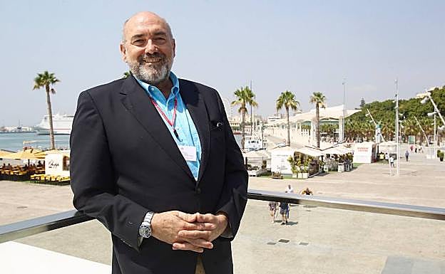 Juan Manuel Casado, junto al Centre Pompidou Málaga, donde ayer se celebraba la reunión anual de directores del Cervantes.