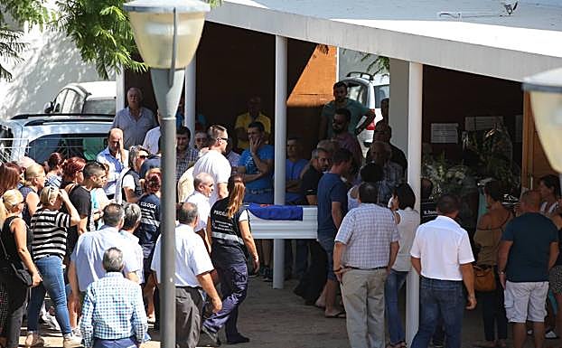 Cientos de personas han arropado a la familia. 