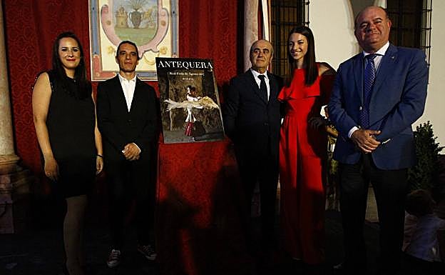 El presentador y autor del cartel, Antonio Casero y Raúl Pérez, junto a la modelo del cartel y la teniente de alcalde Ana Cebrián y el alcalde Manuel Barón