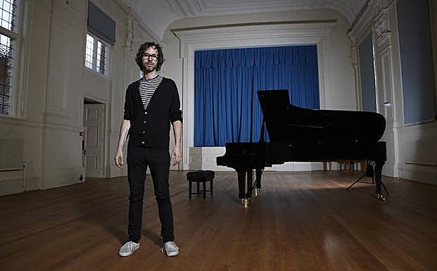 El pianista británico interpretará piezas de Bach y Chopin en el Teatro Cervante